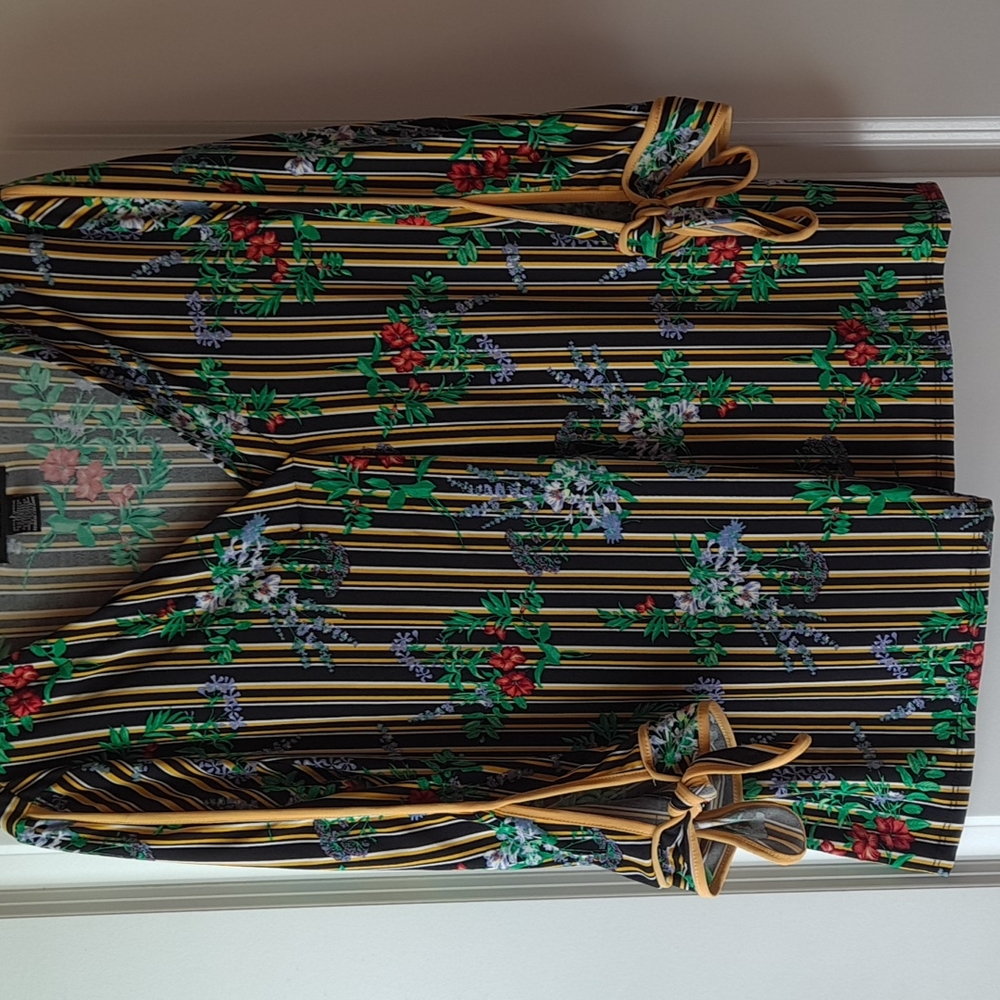 LIZ McCOY...mid sleeve  top..size L ...multi  color  ..blk